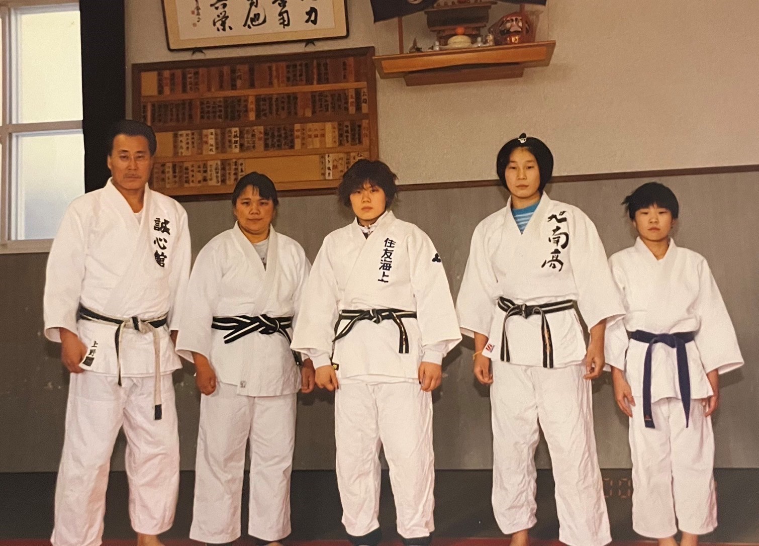 柔道着姿の上野家。左から上野法美さん、和香子さん、雅恵さん、順恵さん、巴恵さん