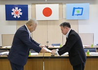 町長から委員長へ諮問書を提出しました