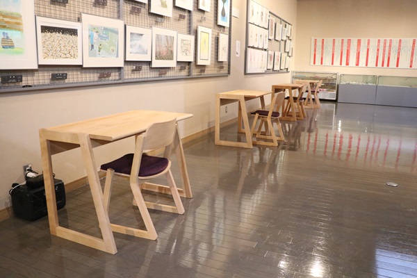 机・イスの写真