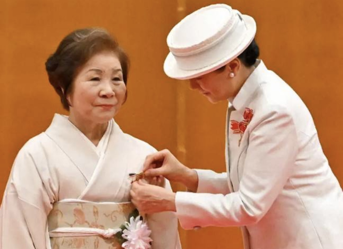 皇后雅子さまから記章を受ける紙屋克子さん