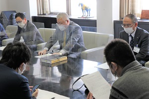 予算案を発表する刈田町長の写真
