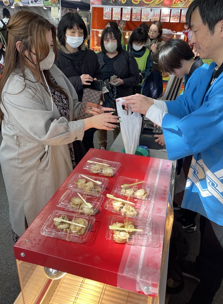 焼きたてのホタテを買い求める行列