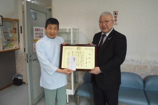 感謝状を手にする西川歯科医師と刈田町長