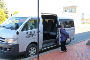 町営バス「中湧別・佐呂間線」に乗り込む乗客