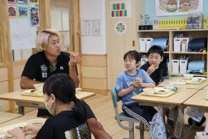 ゆうべつ学園で児童と給食をとる関野選手