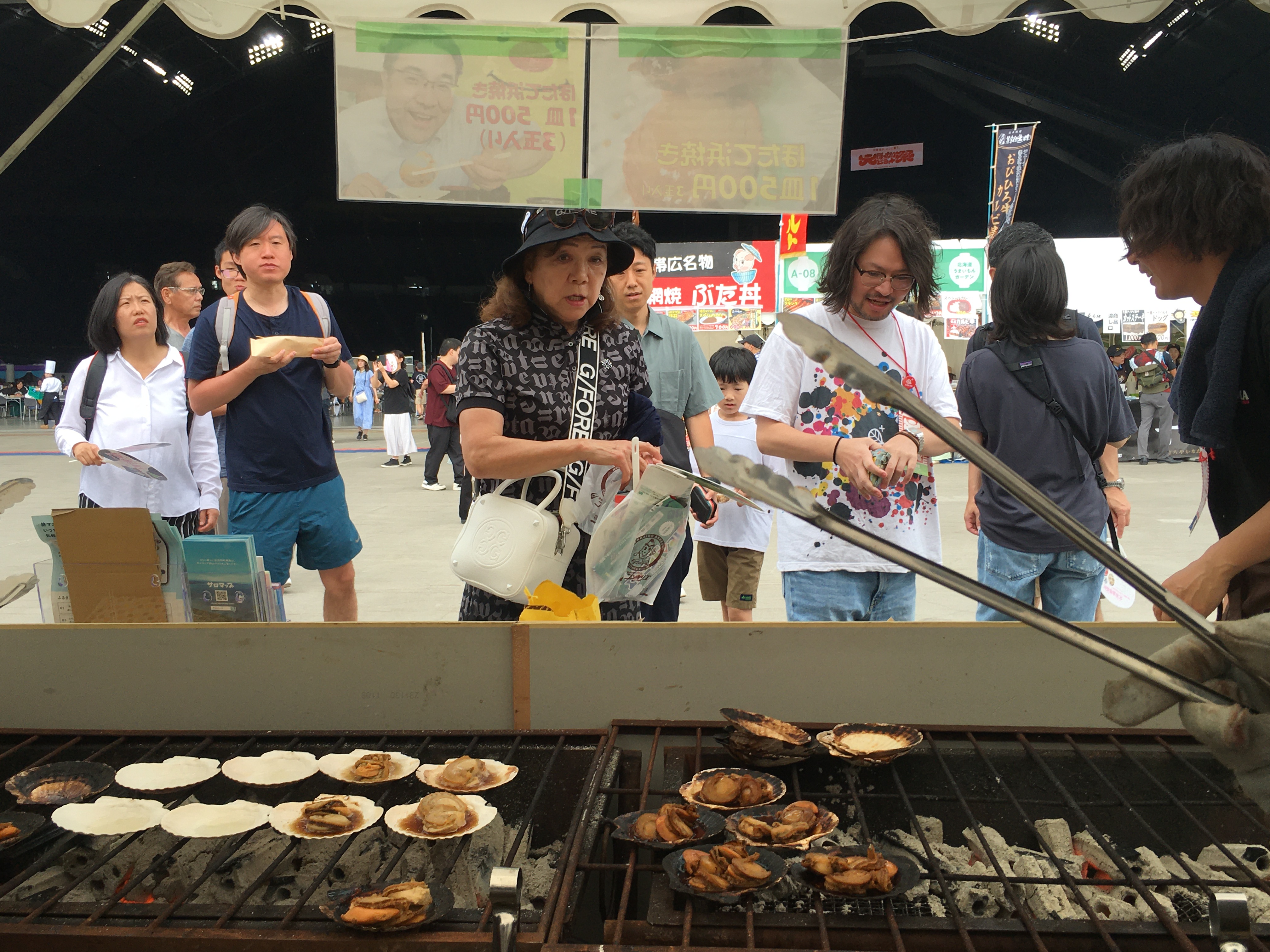 炭火で焼いたホタテ浜焼き