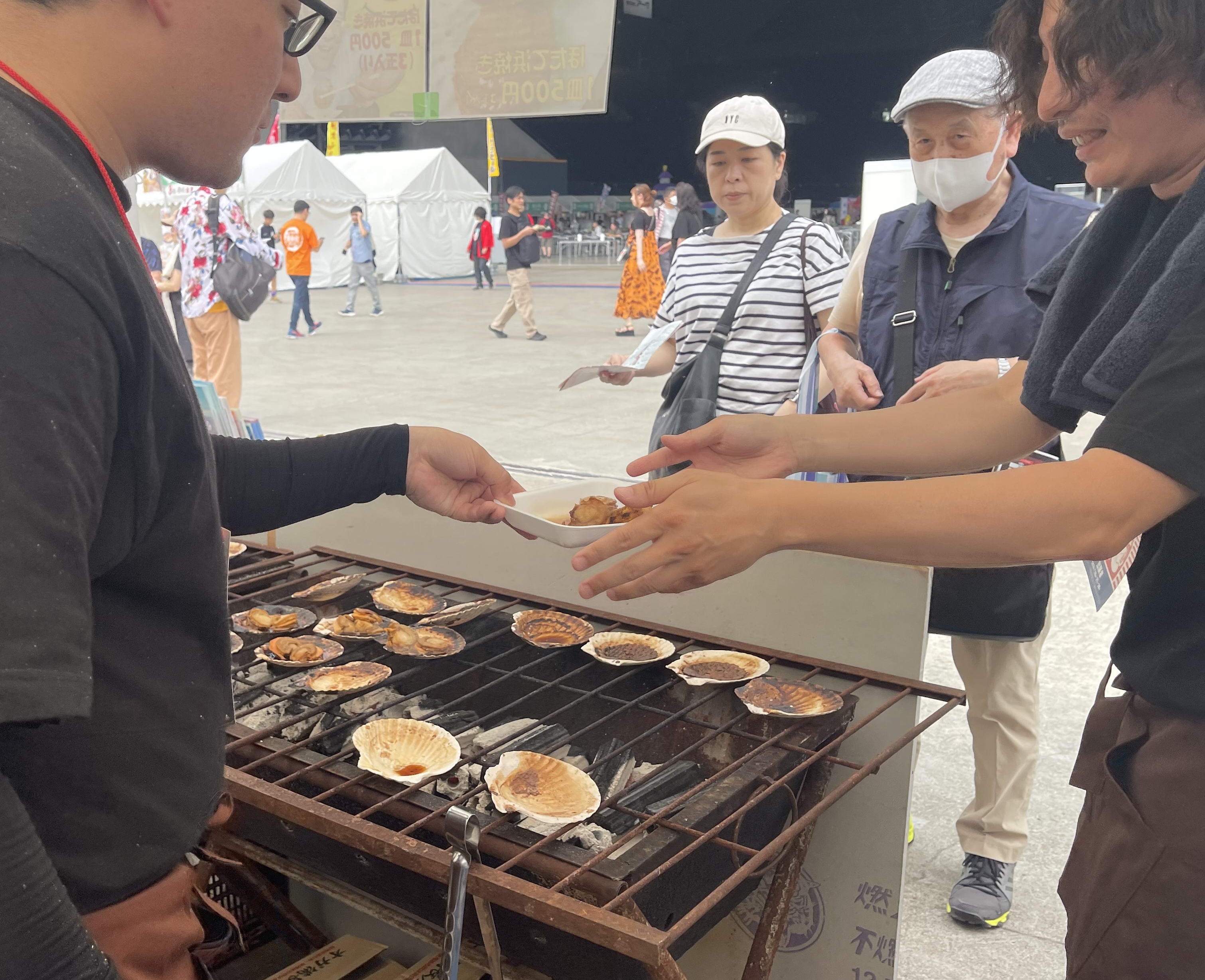 ホタテ浜焼きを買い求める客