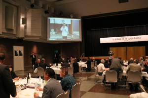 日本酒を堪能する出席者