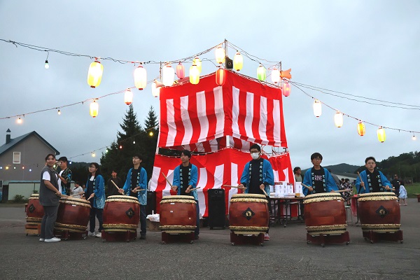 盆踊りで太鼓を叩く児童