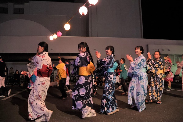 浴衣で踊る女性