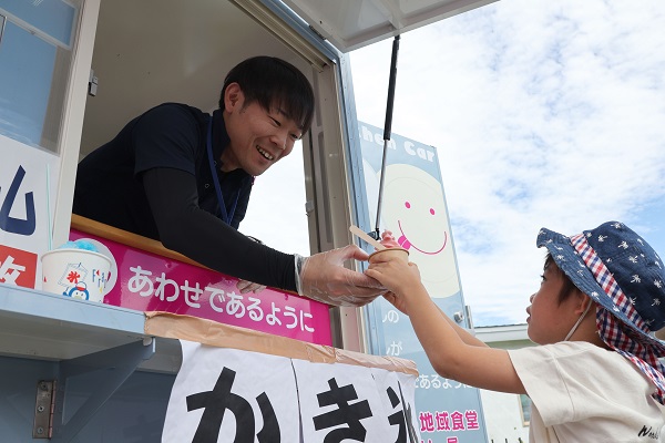 ソフトクリームを受け取る少年