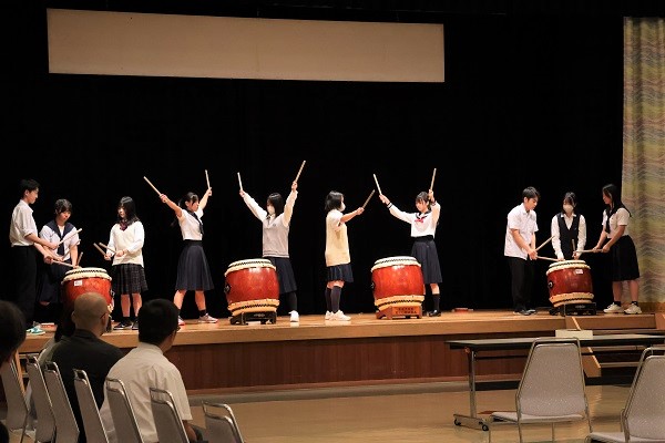 太鼓を演奏する様子