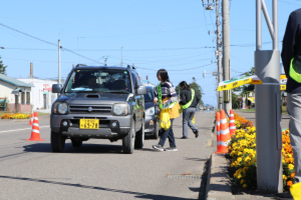 啓発物品を手渡す参加者