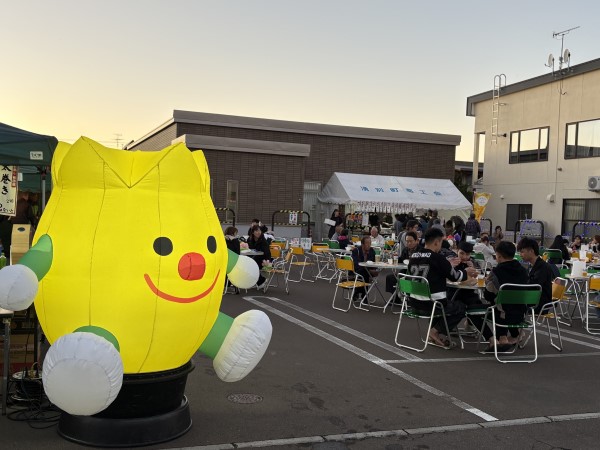 来場者で満席となった会場の商工会館駐車場