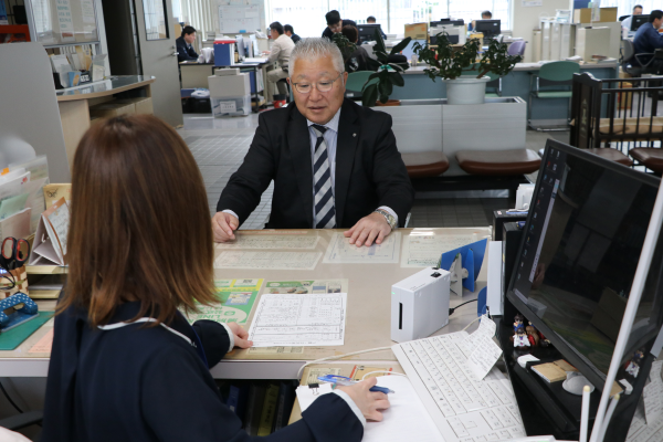 窓口でデモンストレーションを行う刈田町長