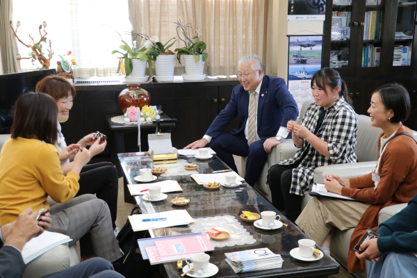 町長室で子育て支援などの話題を懇談