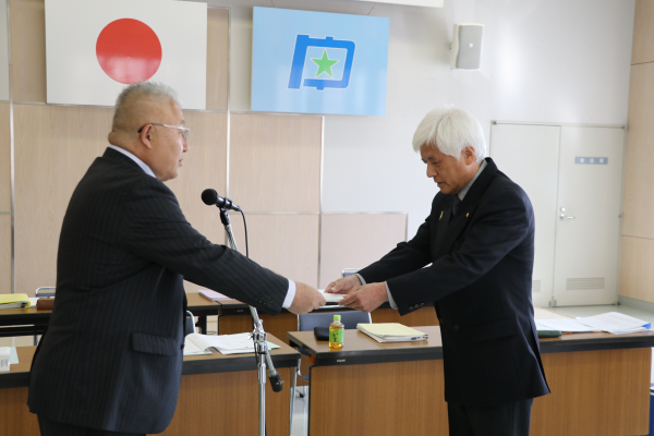 刈田町長から諮問書を渡される髙橋委員長