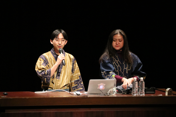 川村カ子トアイヌ記念館館長の川村晴道さんと、副館長で母の川村久恵さん