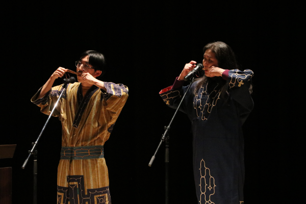 ムックルという楽器の演奏も親子で披露