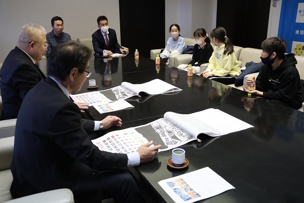 思い出話に花を咲かせる様子