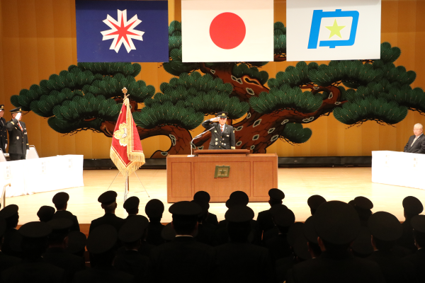 髙橋消防団長に敬礼する団員たち