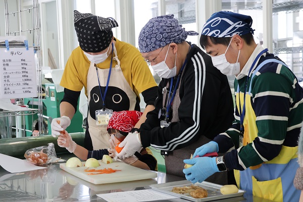 子どもと大人が手分けして料理