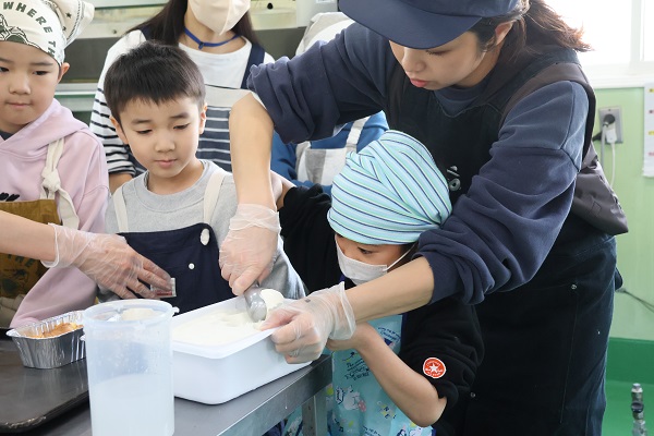 アイスを丸くする子ども