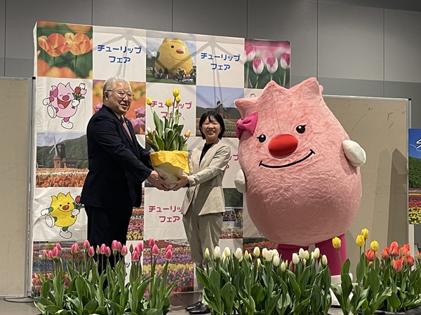 刈田町長からチューリップを受け取る内川亜紀社長