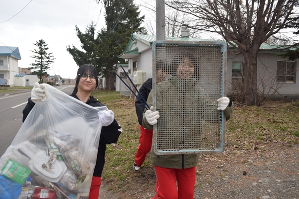 大きなごみを持つ生徒