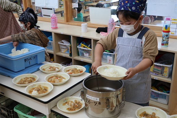 給食を配る児童たち