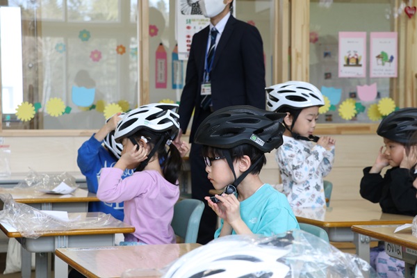 さっそくヘルメットを被る児童たち