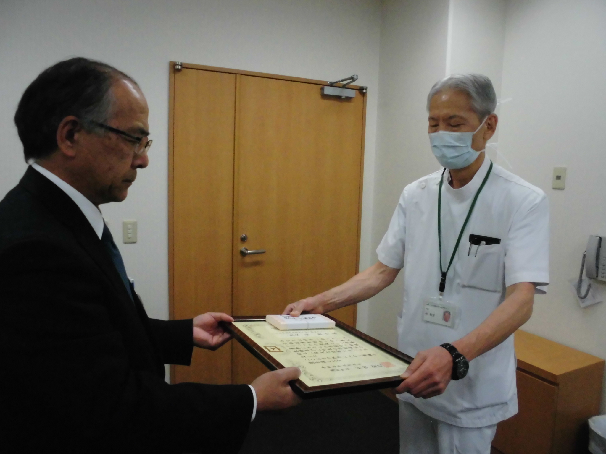 桂医師へ感謝状贈呈の写真