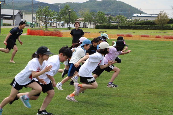 コツを教えてもらい最後は見事な走りを見せる子どもたち