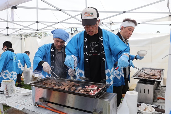 湧別肉を焼く様子