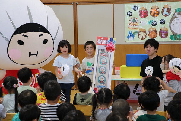 贈呈されたホタテで作ったわりばしを受け取る児童