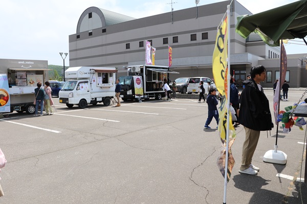 駐車場にはキッチンカーが出店