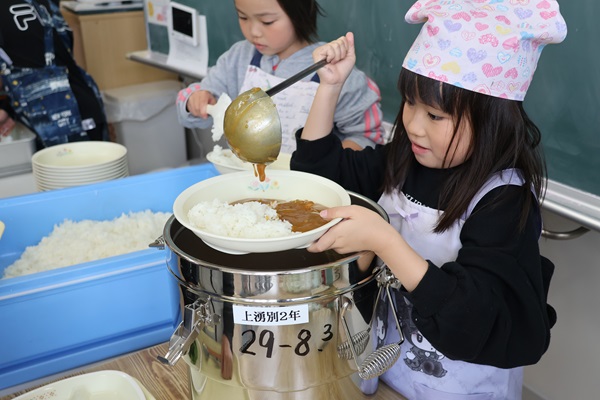 カレーをよそう様子