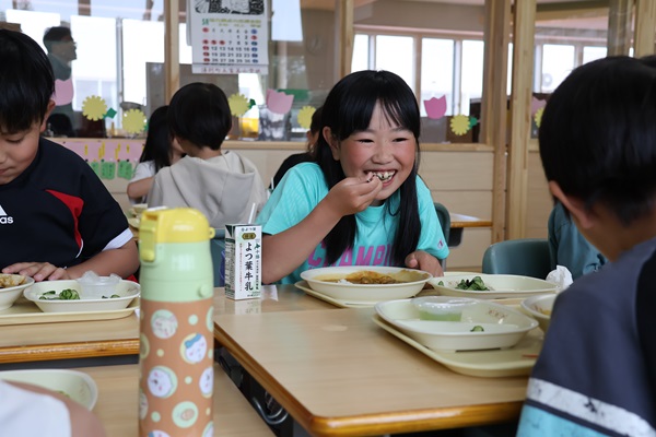 おいしそうにカレーを食べる子ども