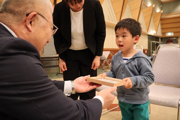 表彰状を受け取る子ども
