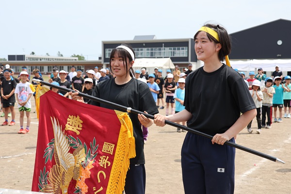 優勝旗授与