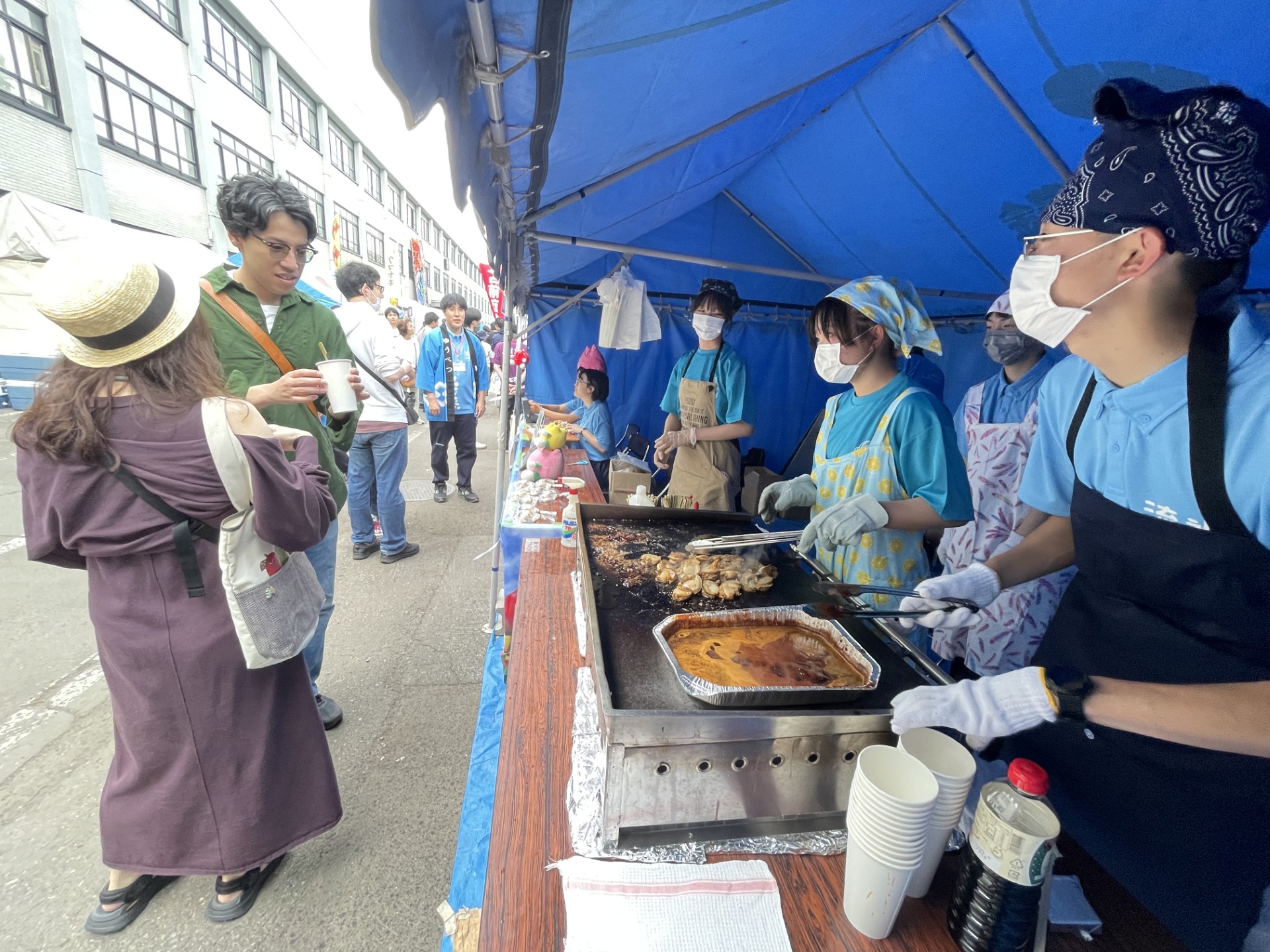 ホタテの浜焼きを調理、販売する生徒たち