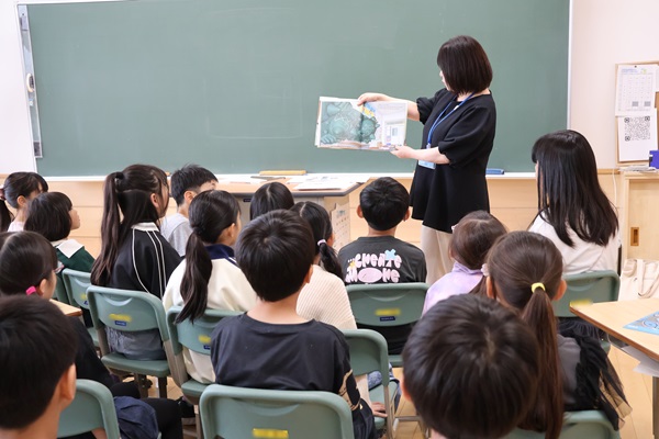 聞き入っている子どもたち