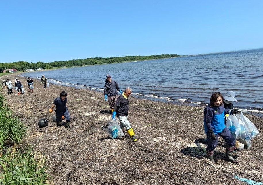 サロマ湖沿岸を歩いてゴミ拾い