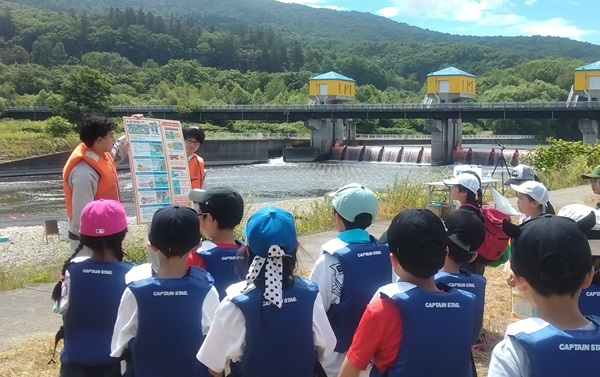 水生生物の種類から湧別川の水質を説明する講師