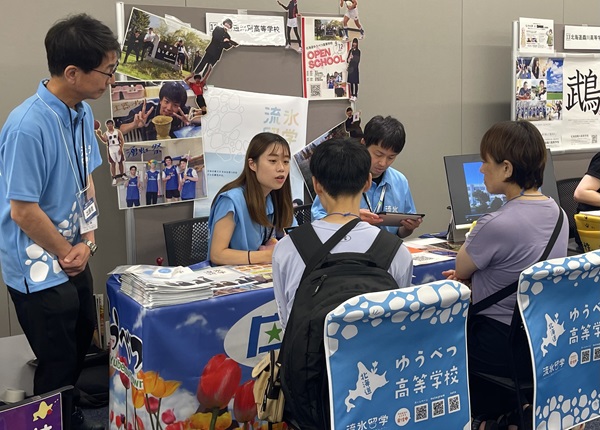 ブースには札幌圏の中学生や保護者が訪れました