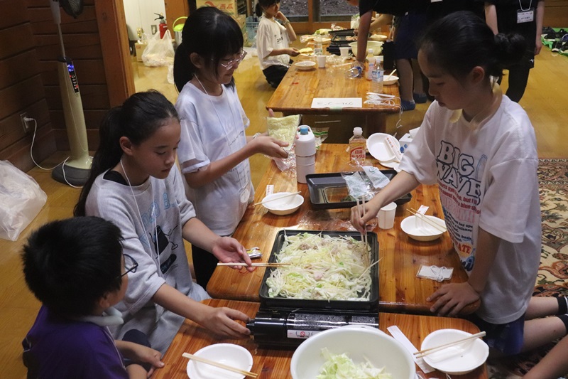 夕食調理の様子