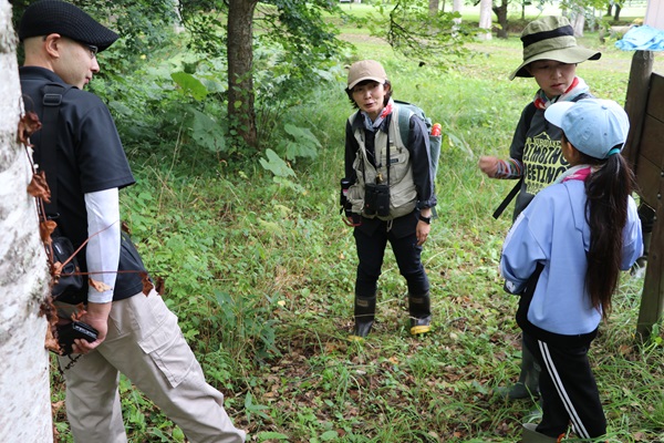 参加者に植物の説明をする光用講師