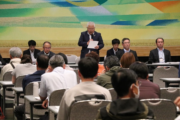 あいさつする刈田町長