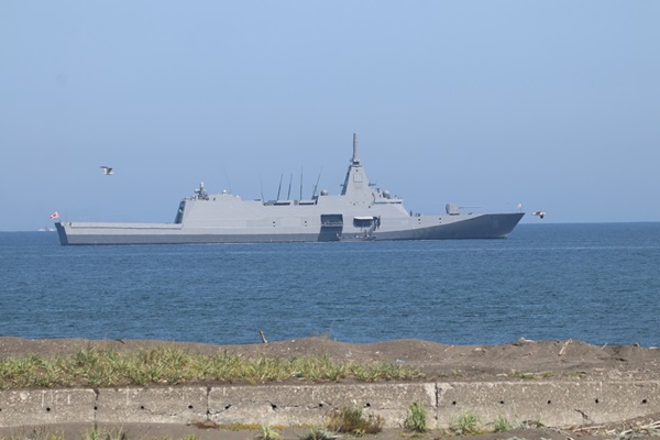 湧別漁港沖合に停泊する護衛艦ゆうべつ