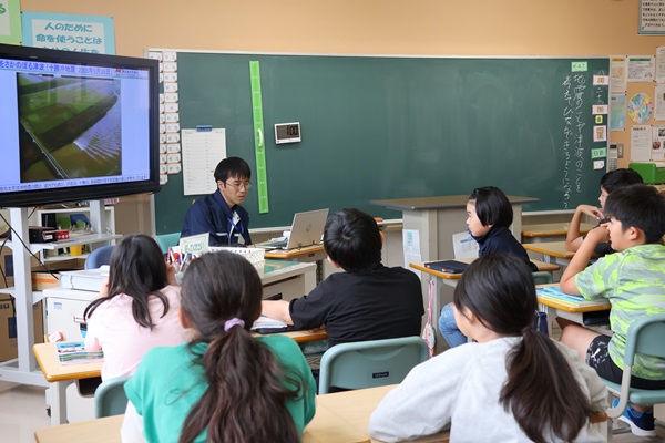 津波の様子を見る児童